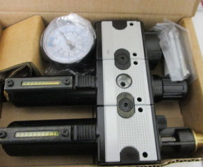 Клапан пневматический
Fluidsystem / Manometer und
Montagewinkel beilegen Univer