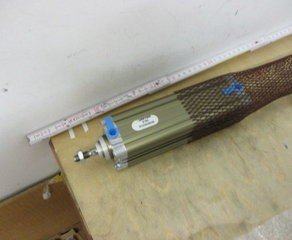 Пневматический телескопический трёхступенчатый цилиндр линейного действия, длина 405 мм. рабочее давление 1.5-10 бар. предназначен для гашение колебаний в обе стороны в корпусе промышленного оборудования, в индивидуальной продажной упаковке в комплекте с паспортом изделия (не лом электрооборудования, не для пожарной автоматики, не военного назначения, не содержат источник ионизирующего излучения) Univer